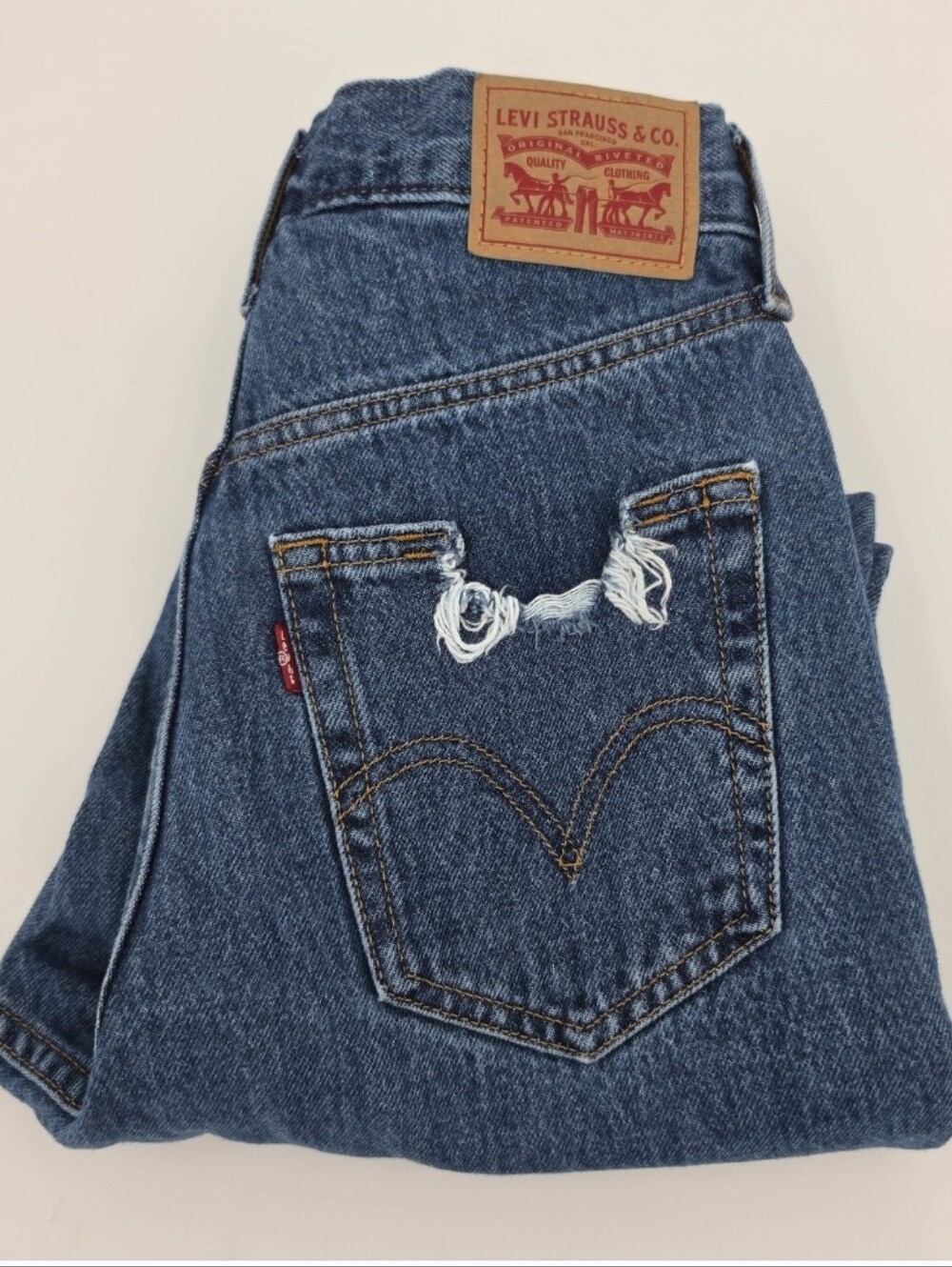 Levis High Waisted Mom Jean 26 Distressed Medium Wash Denim